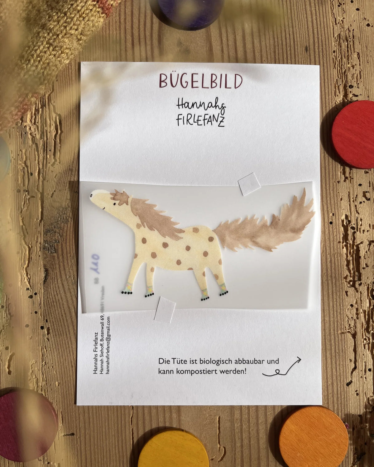 Hannahs Firlefanz Bügelbild geflecktes Pony mit langem Schweif, auf der Bügelbild-Karte in der Tüte