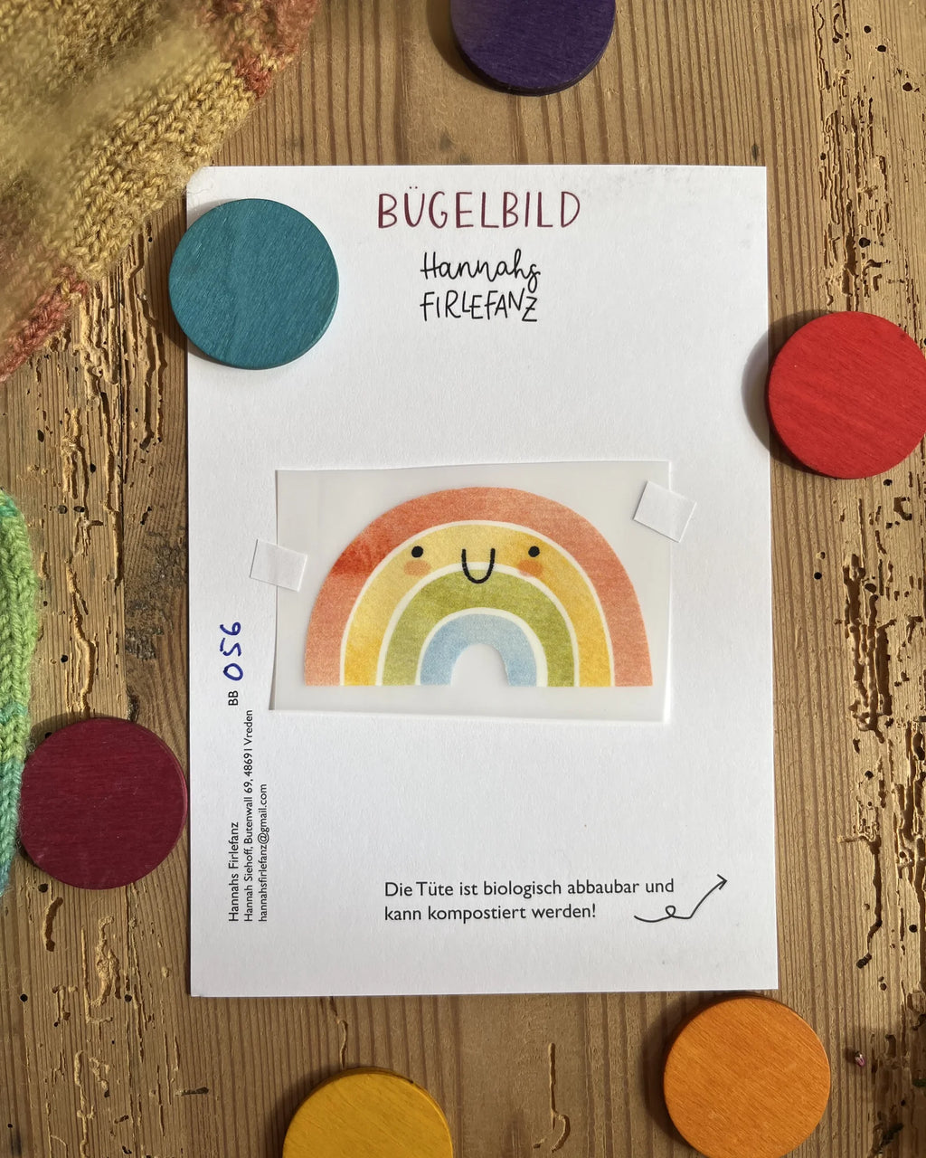 Hannahs Firlefanz Bügelbild lachender Regenbogen, auf der Bügelbild-Karte in der Tüte