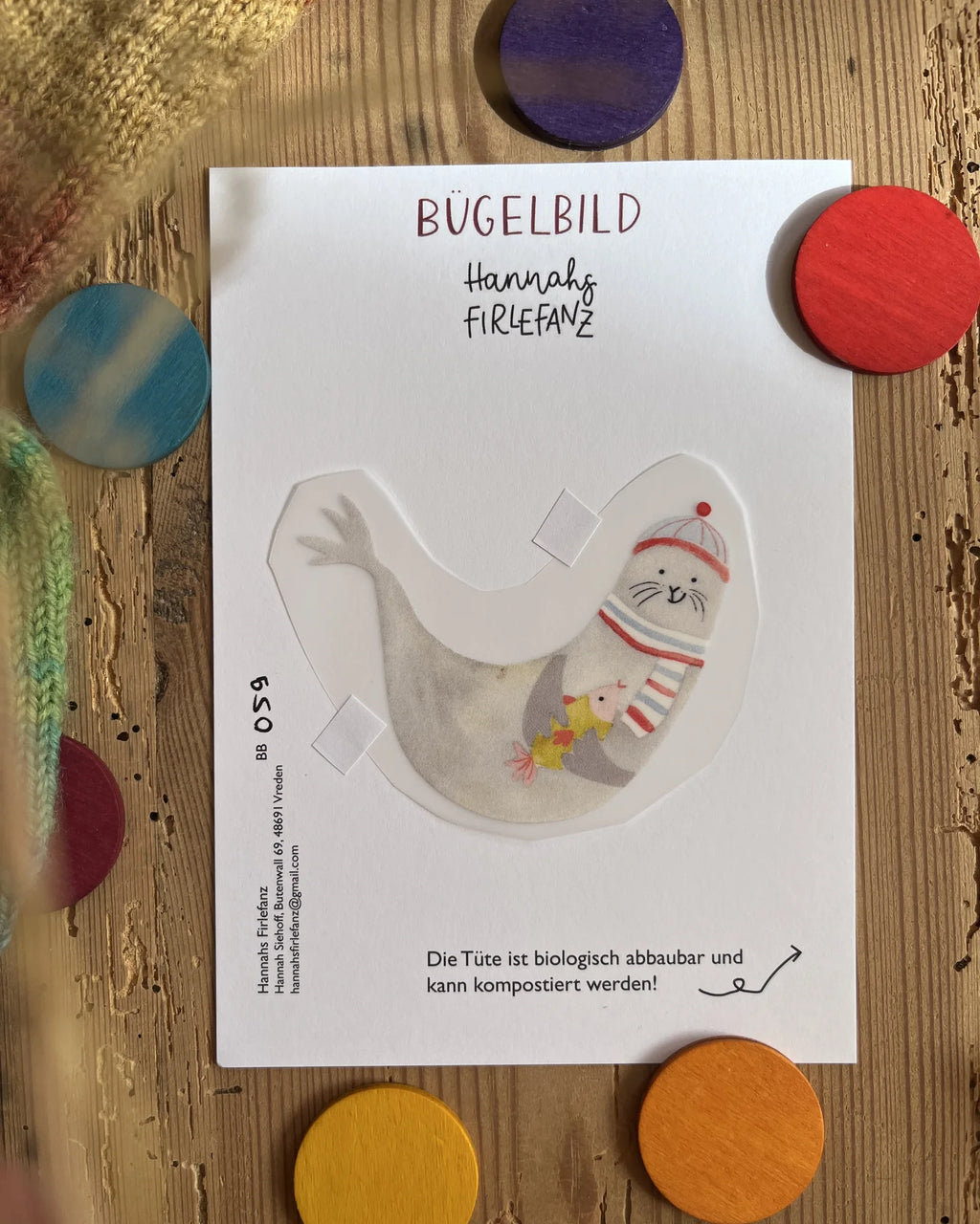 Hannahs Firlefanz Bügelbild Robbe mit Mütze, Schal und Küken, auf der Bügelbild-Karte in der Tüte