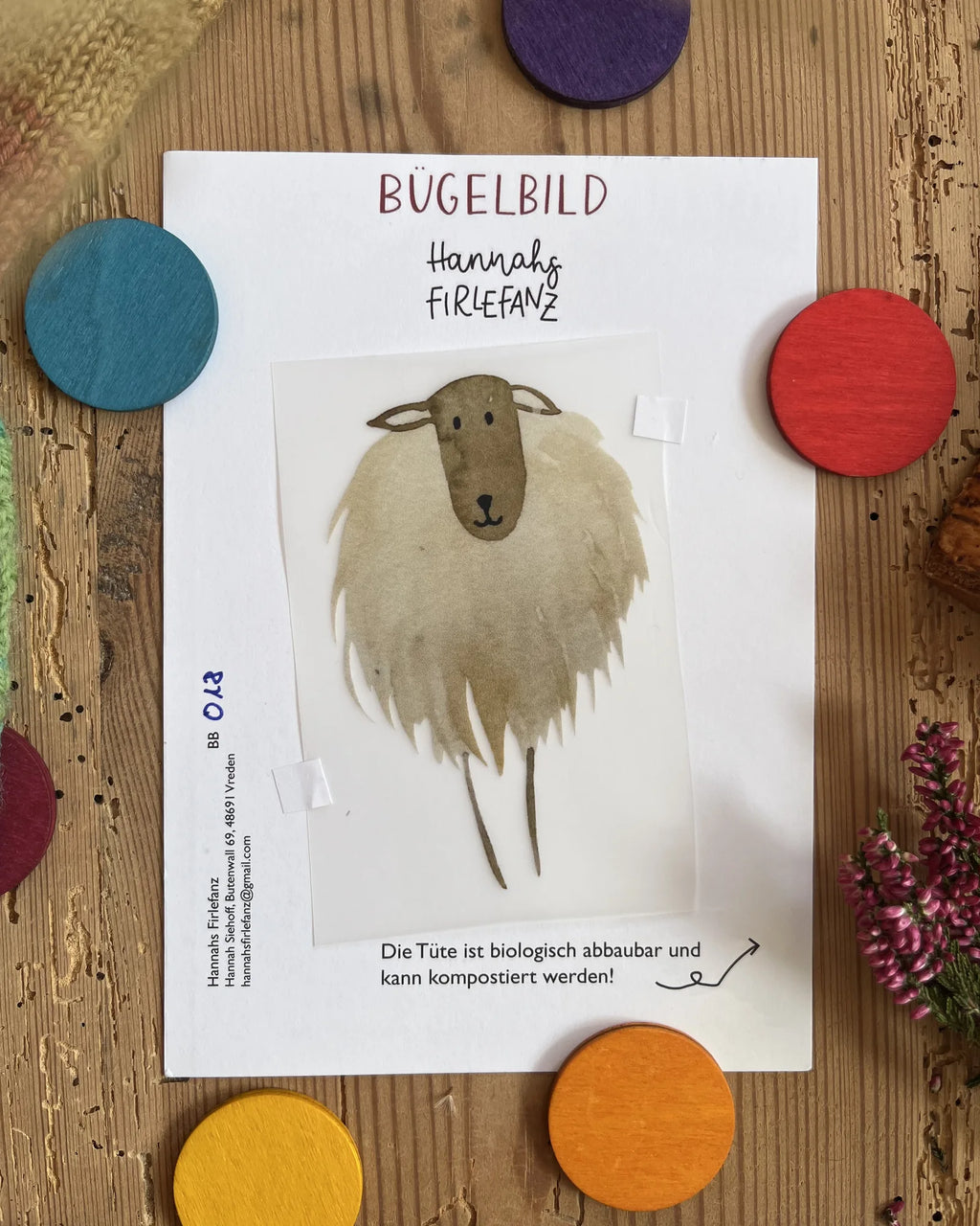 Hannahs Firlefanz Bügelbild zotteliges Schaf, auf der Bügelbild-Karte in der Tüte