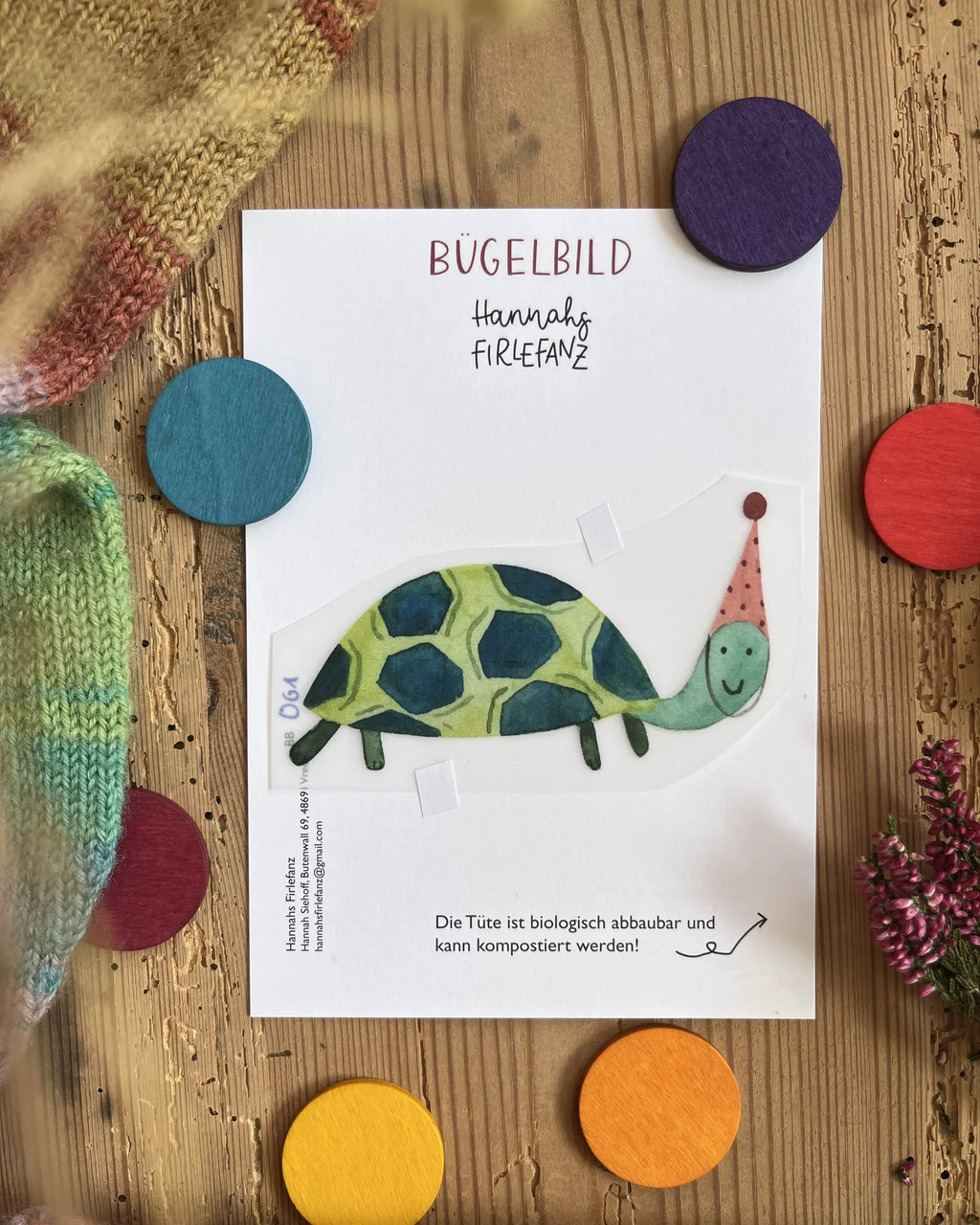 Hannahs Firlefanz Bügelbild Schildkröte mit Partyhut, auf der Bügelbild-Karte in der Tüte