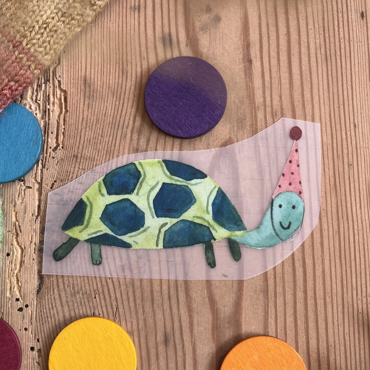 Hannahs Firlefanz Bügelbild Schildkröte mit Partyhut, auf Holz zwischen bunten Holzscheiben