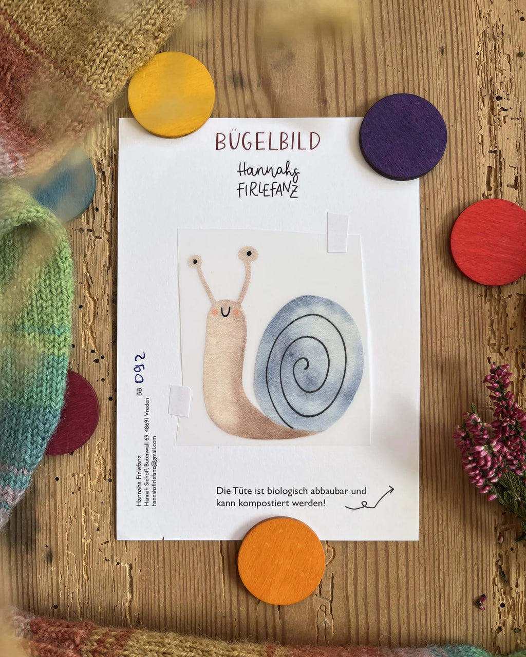 Hannahs Firlefanz Bügelbild Schnecke mit blauem Spiralhaus, auf der Bügelbild-Karte in der Tüte