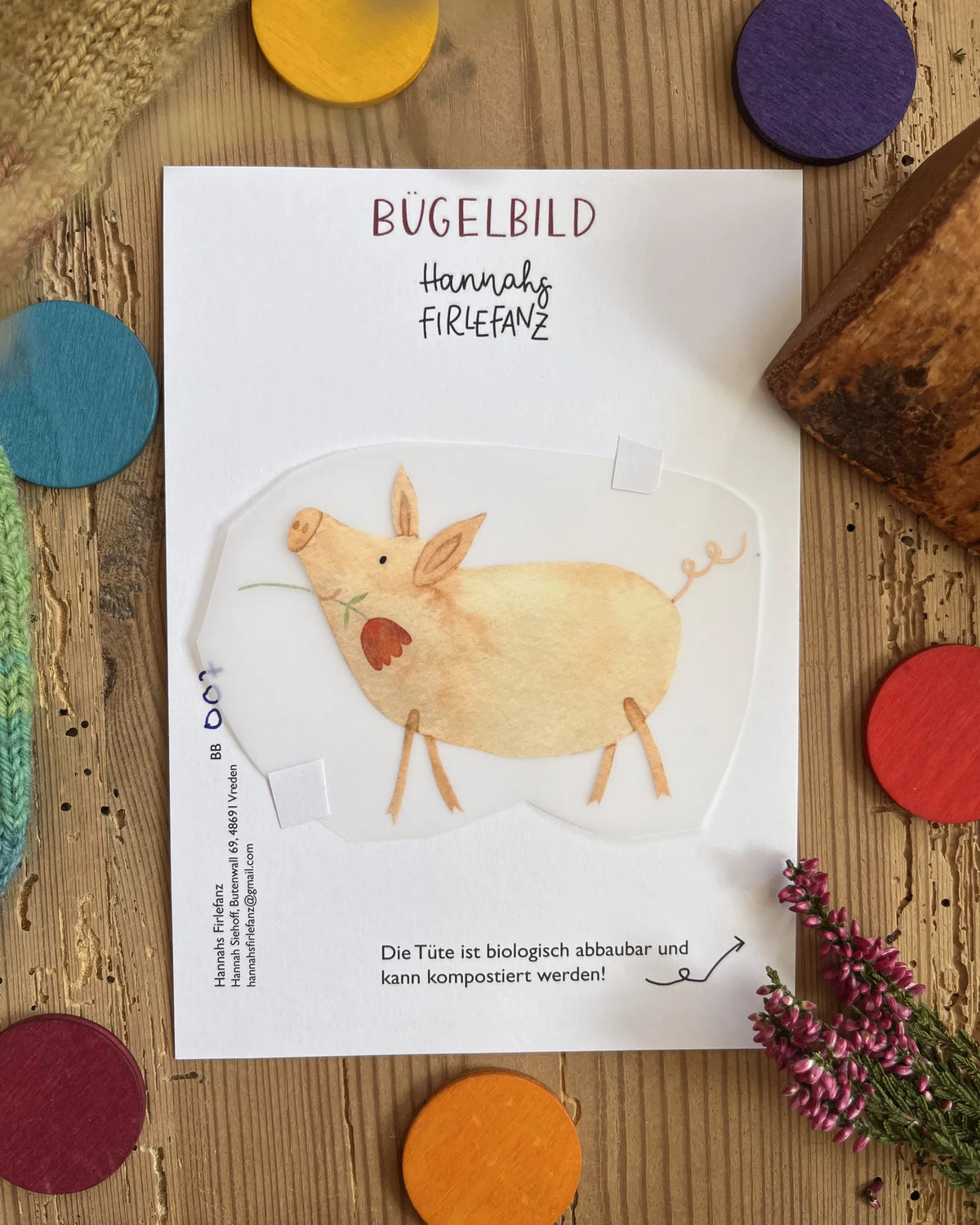 Hannahs Firlefanz Bügelbild Schwein mit Blume im Maul, auf der Bügelbild-Karte in der Tüte