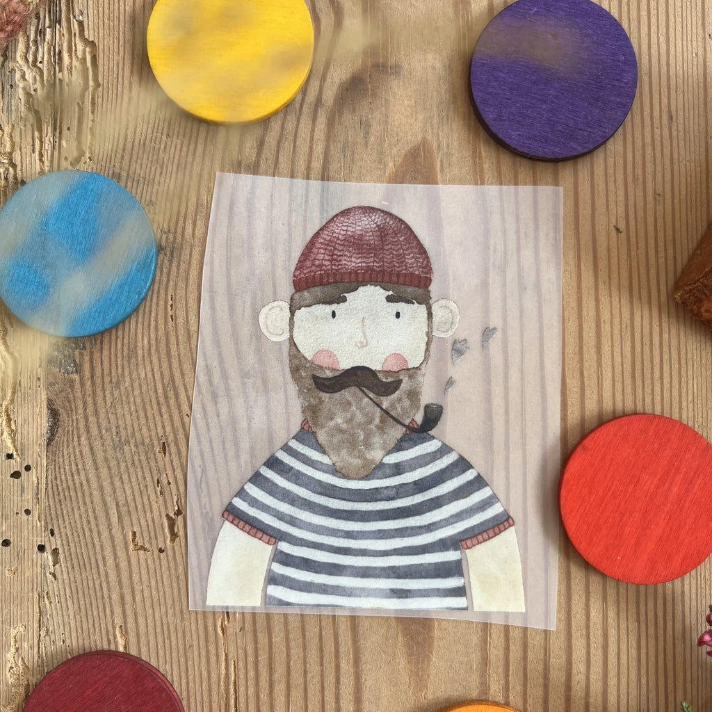 Hannahs Firlefanz Bügelbild Seemann mit Pfeife und Ringelshirt, auf Holz zwischen bunten Holzscheiben