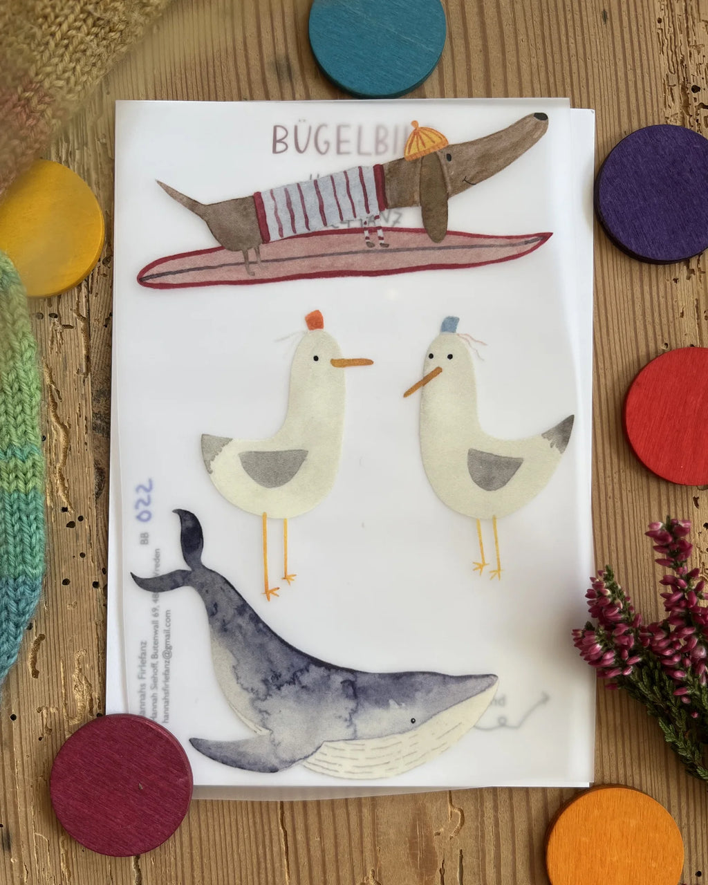 Hannahs Firlefanz Bügelbild-Set Surf-Dackel, zwei Möwen und Wal, auf der Bügelbild-Karte in der Tüte