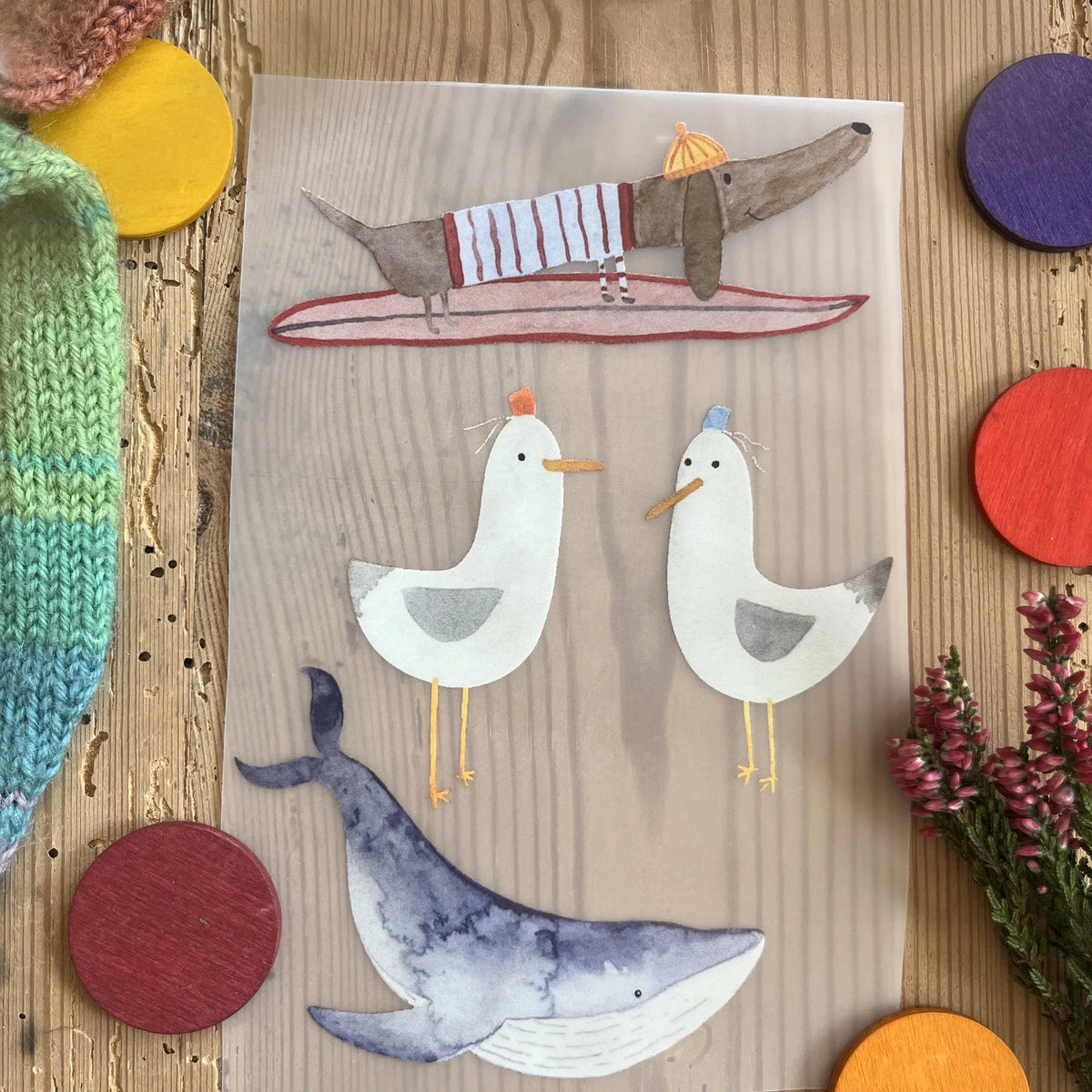 Hannahs Firlefanz Bügelbild-Set Surf-Dackel, zwei Möwen und Wal, auf Holz zwischen bunten Holzscheiben