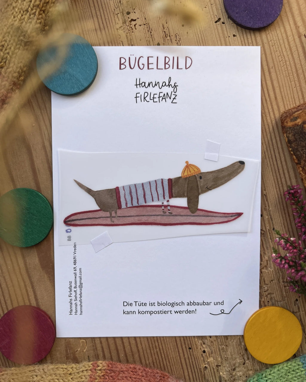 Hannahs Firlefanz Bügelbild Dackel im Ringelpulli auf dem Surfbrett, auf der Bügelbild-Karte in der Tüte