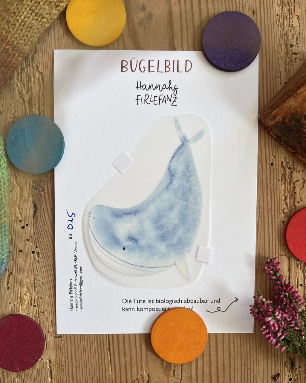 Hannahs Firlefanz Bügelbild hellblauer Wal, auf der Bügelbild-Karte in der Tüte