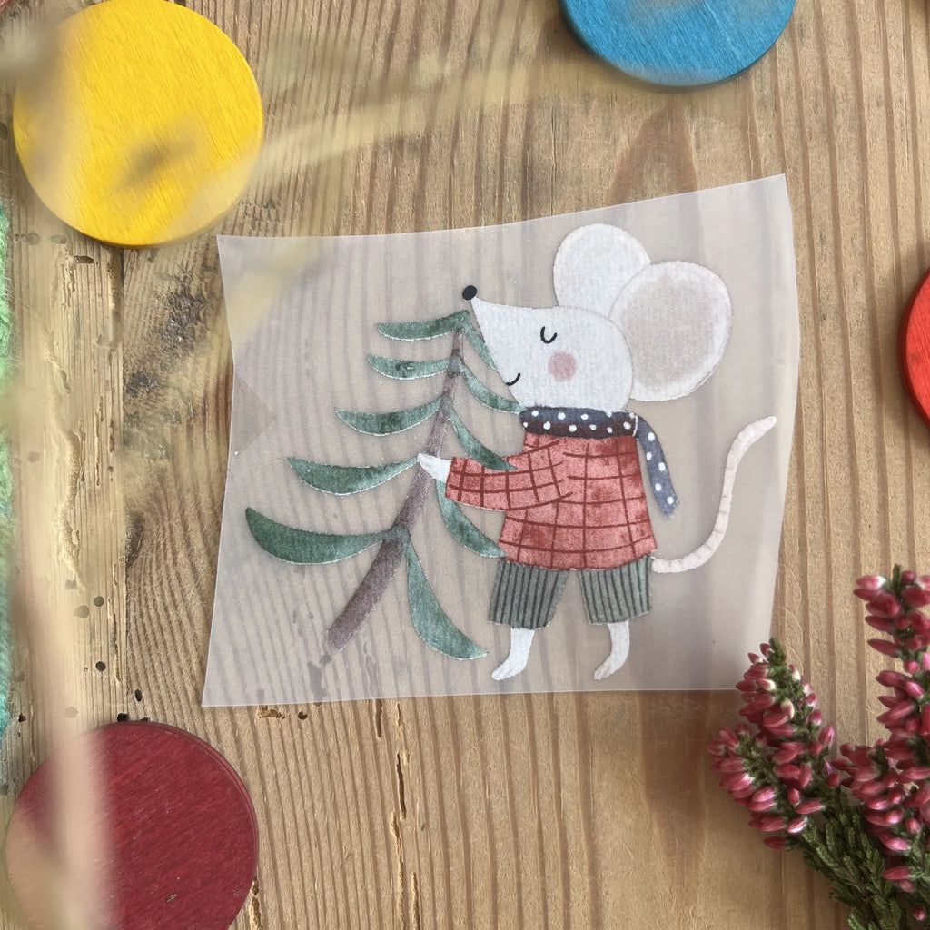 Hannahs Firlefanz Bügelbild Maus im roten Pulli mit Tannenbaum, auf Holz zwischen bunten Holzscheiben