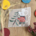 Hannahs Firlefanz Bügelbild Maus im roten Pulli mit Tannenbaum, auf Holz zwischen bunten Holzscheiben