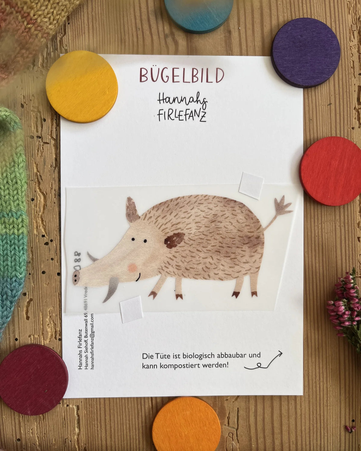 Hannahs Firlefanz Bügelbild Wildschwein, auf der Bügelbild-Karte in der Tüte