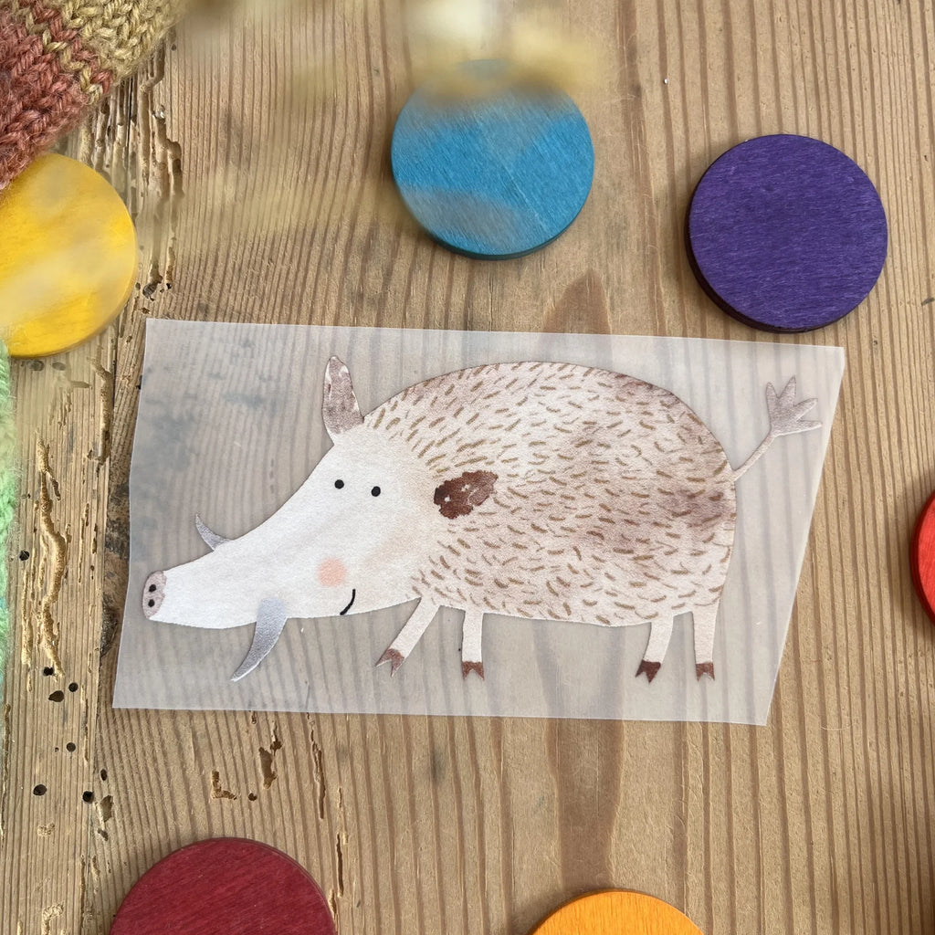 Hannahs Firlefanz Bügelbild Wildschwein, auf Holz zwischen bunten Holzscheiben