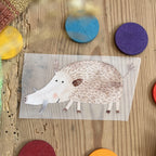 Hannahs Firlefanz Bügelbild Wildschwein, auf Holz zwischen bunten Holzscheiben