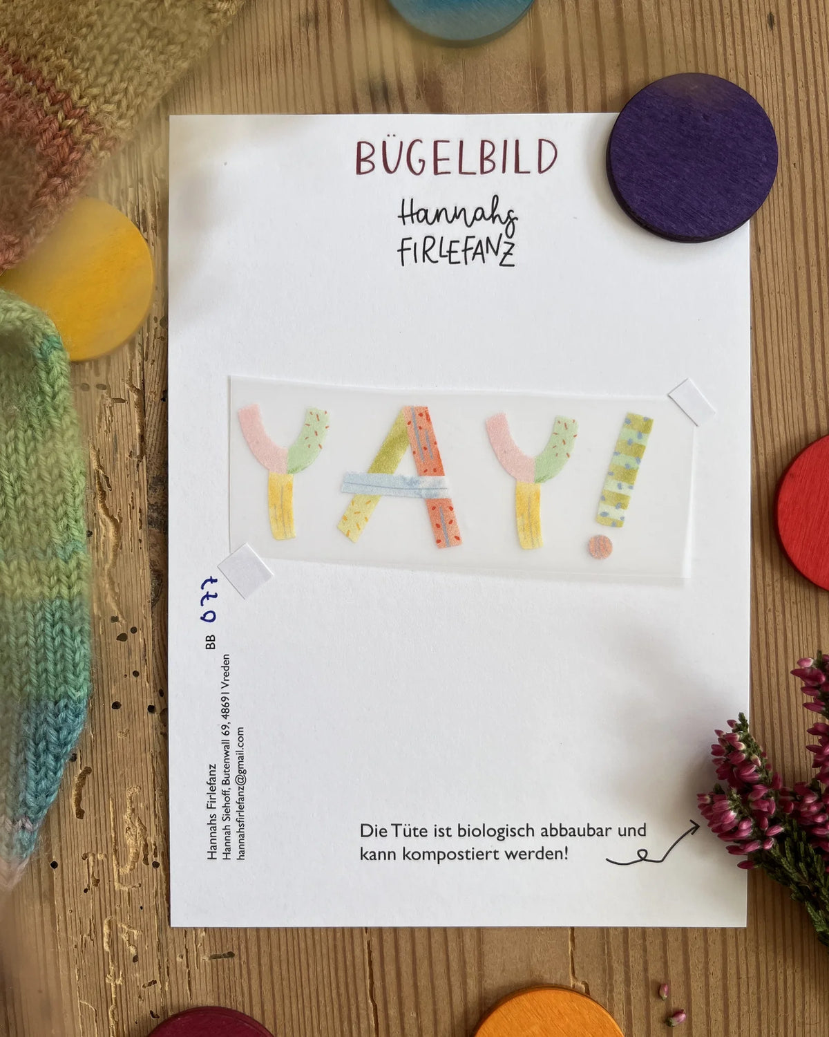 Hannahs Firlefanz Bügelbild Schriftzug Yay! in bunten Buchstaben, auf der Bügelbild-Karte in der Tüte