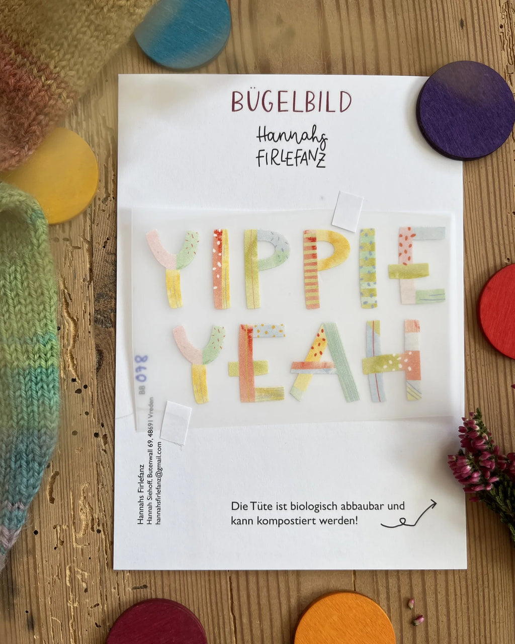 Hannahs Firlefanz Bügelbild Schriftzug Yippie Yeah in bunten Buchstaben, auf der Bügelbild-Karte in der Tüte