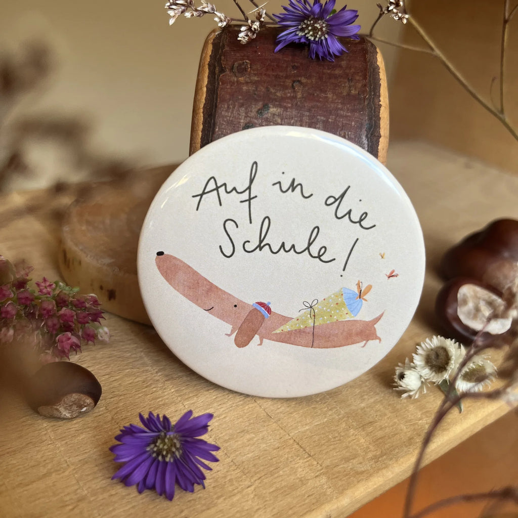 Hannahs Firlefanz Button Auf in die Schule mit Dackel auf Holz zwischen Kastanien und Astern