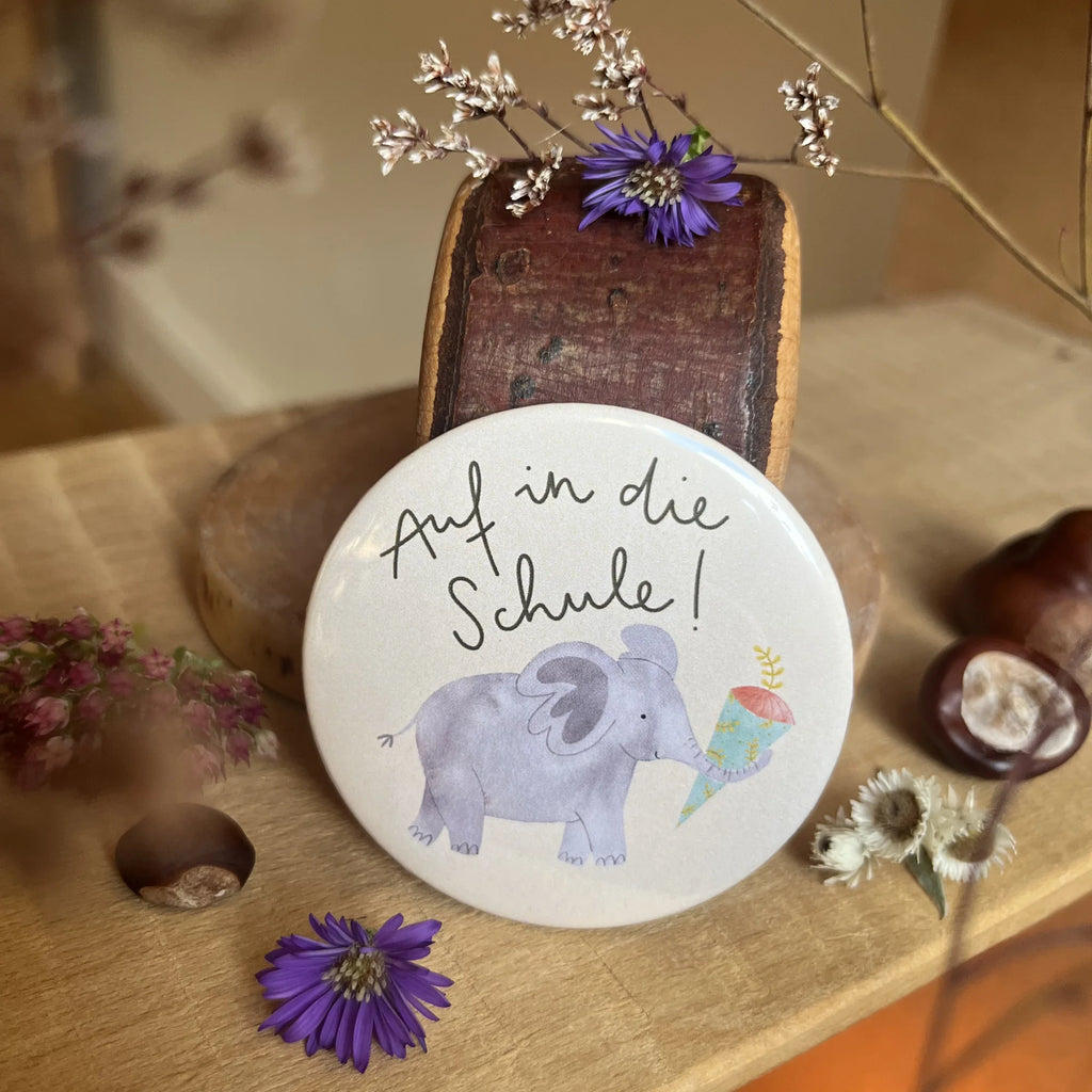Hannahs Firlefanz Button Auf in die Schule mit Elefant auf Holz zwischen Kastanien und Astern