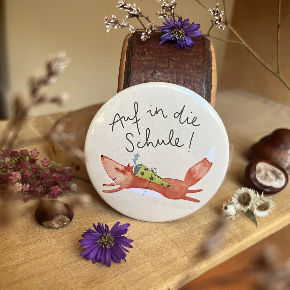 Hannahs Firlefanz Button Auf in die Schule mit Fuchs auf Holz zwischen Kastanien und Astern