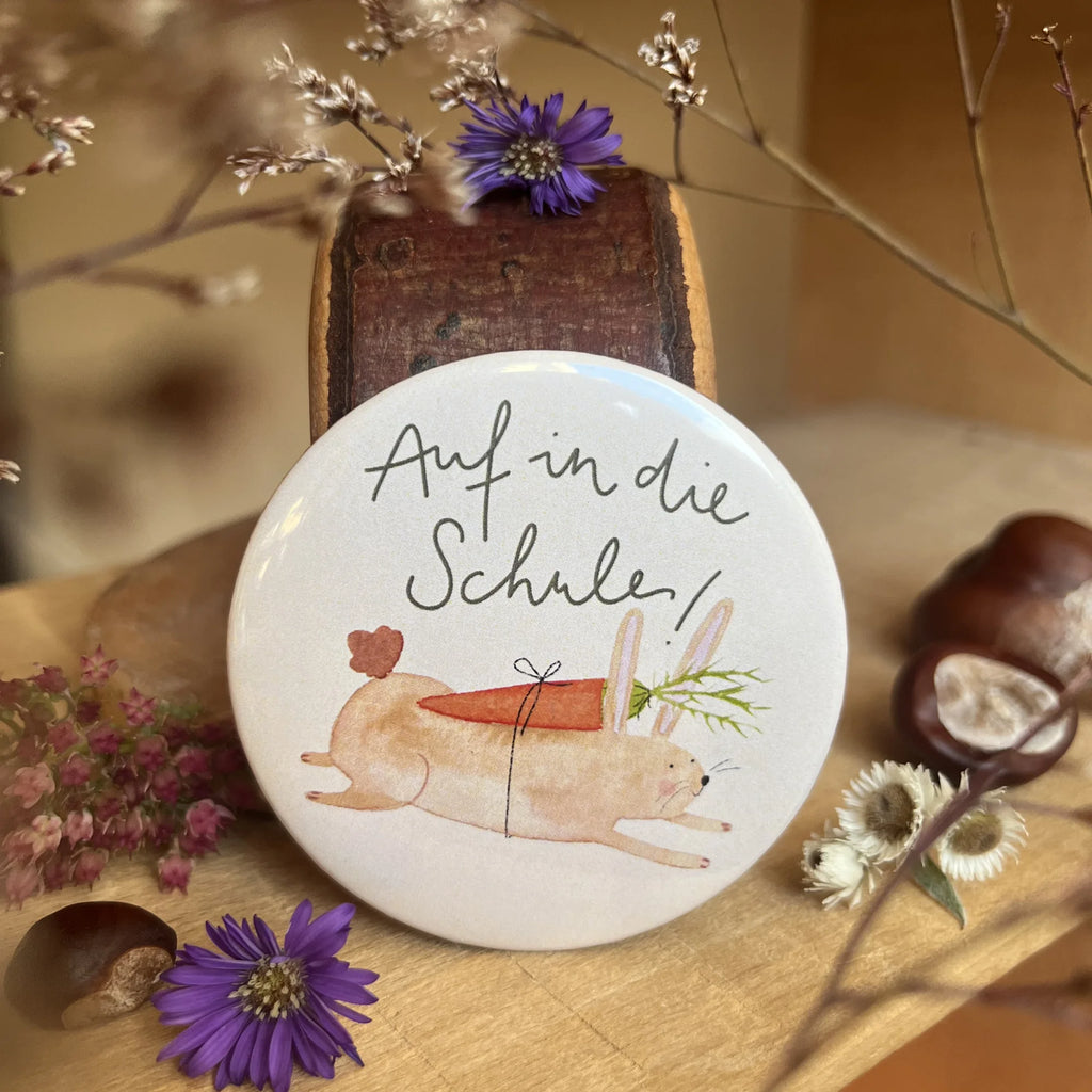 Hannahs Firlefanz Button Auf in die Schule mit Hase auf Holz zwischen Kastanien und Astern