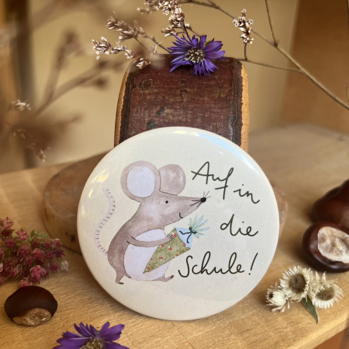 Hannahs Firlefanz Button Auf in die Schule mit Maus auf Holz zwischen Kastanien und Astern