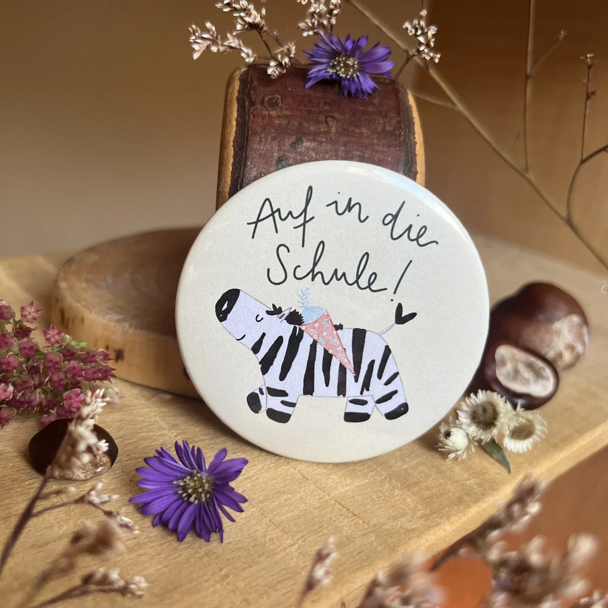 Hannahs Firlefanz Button Auf in die Schule mit Zebra auf Holz zwischen Kastanien und Astern