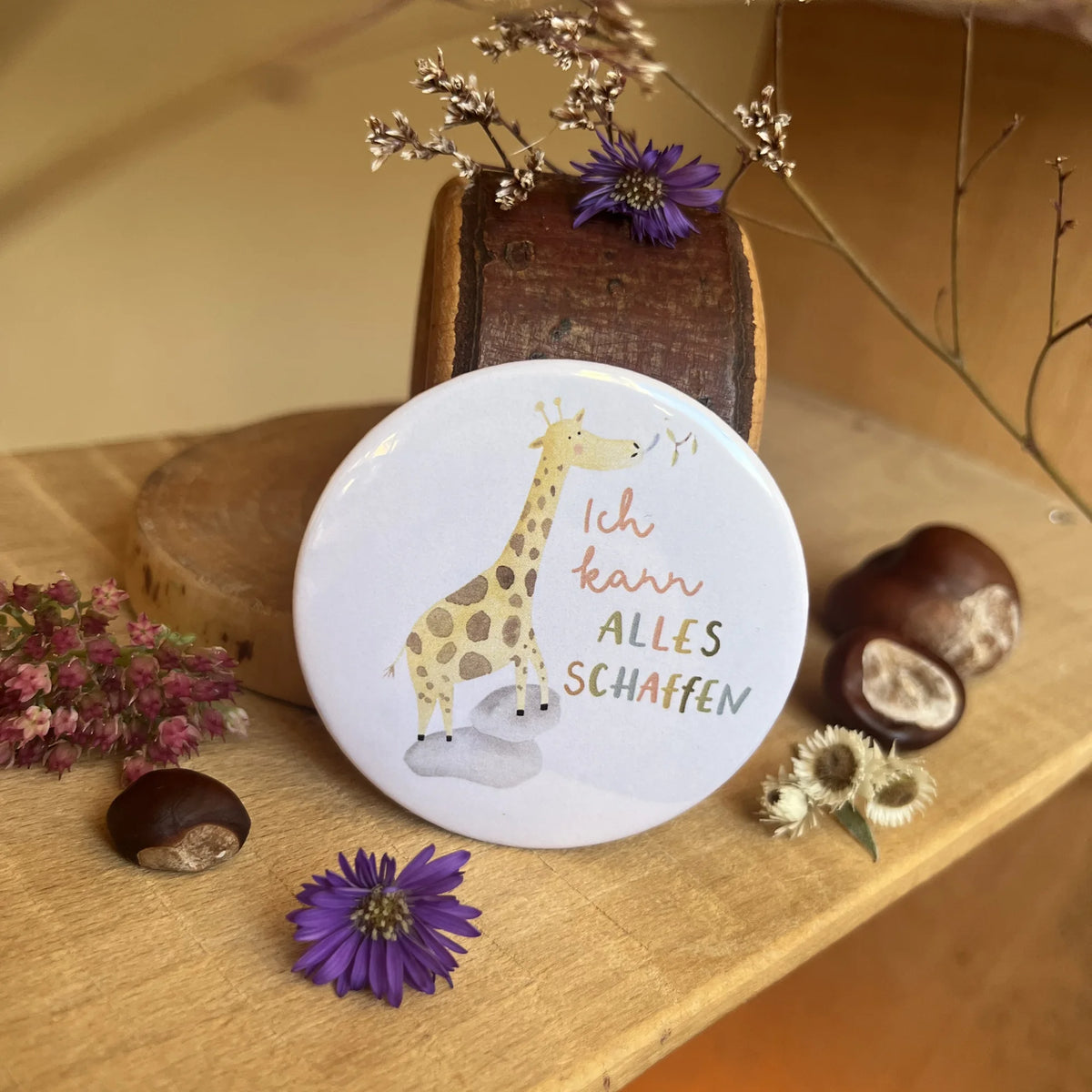 Hannahs Firlefanz Button Ich kann alles schaffen mit Giraffe auf Holz zwischen Kastanien und Astern