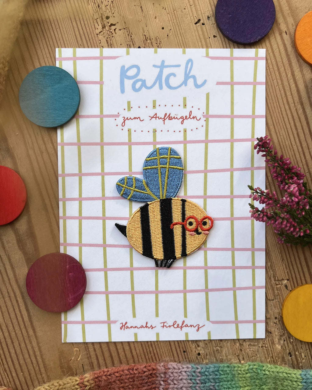 Hannahs Firlefanz Patch Biene mit roter Brille, auf der karierten Karte Patch zum Aufbügeln