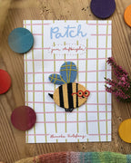 Hannahs Firlefanz Patch Biene mit roter Brille, auf der karierten Karte Patch zum Aufbügeln