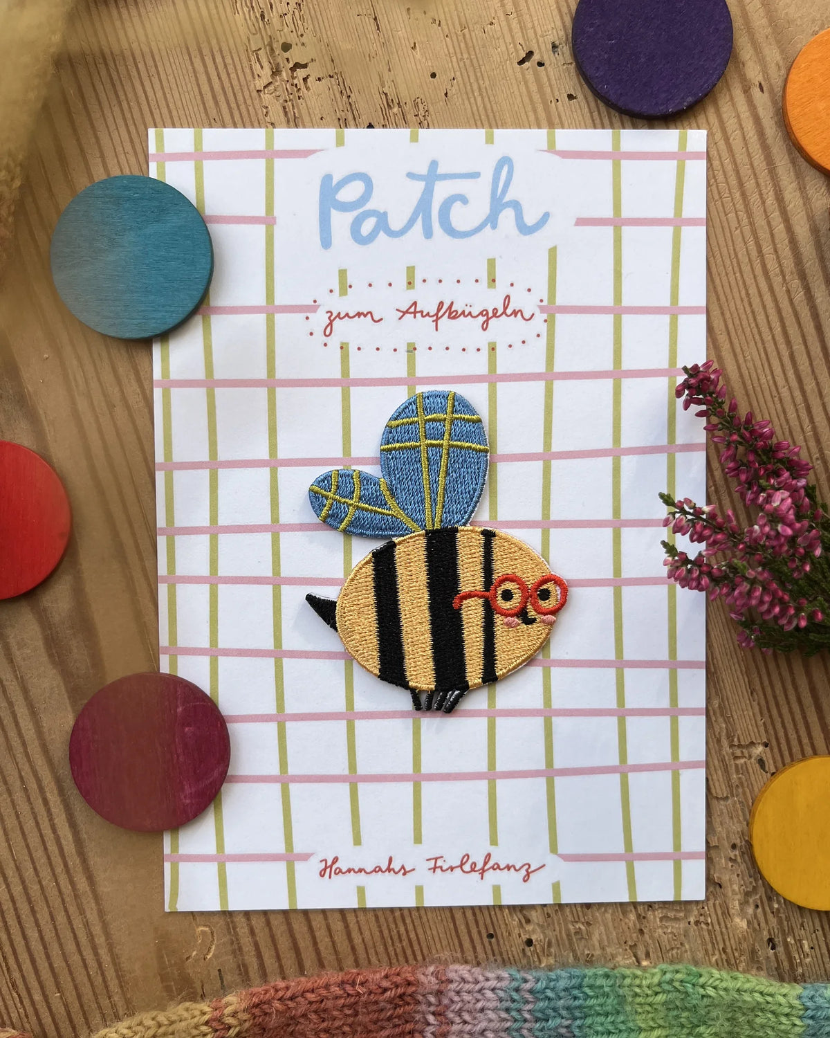 Hannahs Firlefanz Patch Biene mit roter Brille, auf der karierten Karte Patch zum Aufbügeln