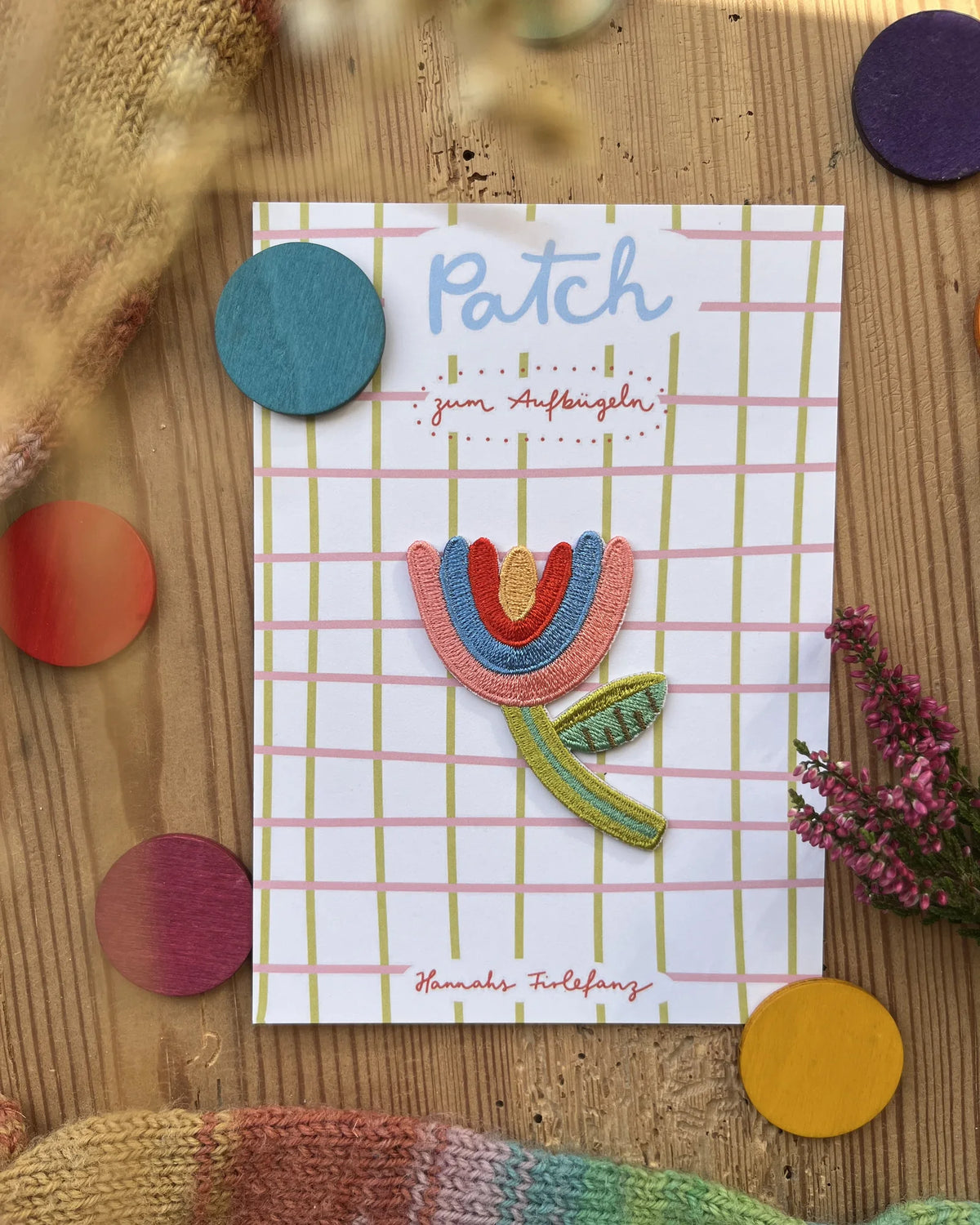 Hannahs Firlefanz Patch bunte Tulpe, auf der karierten Karte Patch zum Aufbügeln