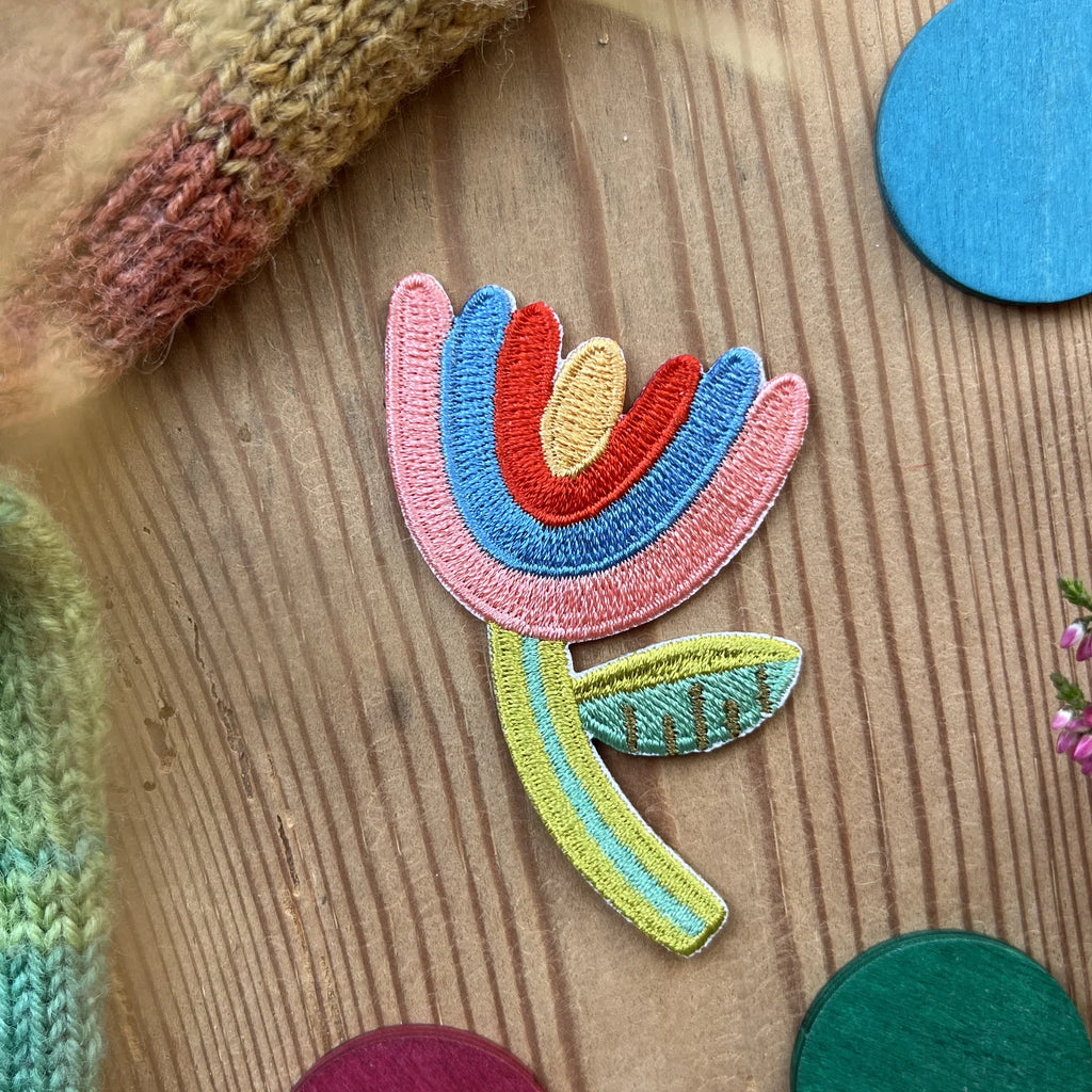Hannahs Firlefanz Patch bunte Tulpe, gestickt, auf Holz zwischen bunten Holzscheiben