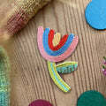 Hannahs Firlefanz Patch bunte Tulpe, gestickt, auf Holz zwischen bunten Holzscheiben