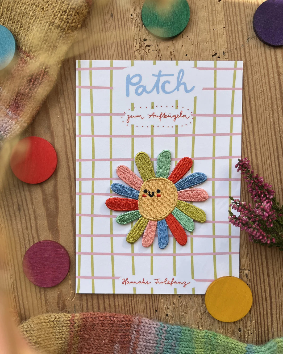 Hannahs Firlefanz Patch lachende Blume mit bunten Blütenblättern, auf der karierten Karte Patch zum Aufbügeln