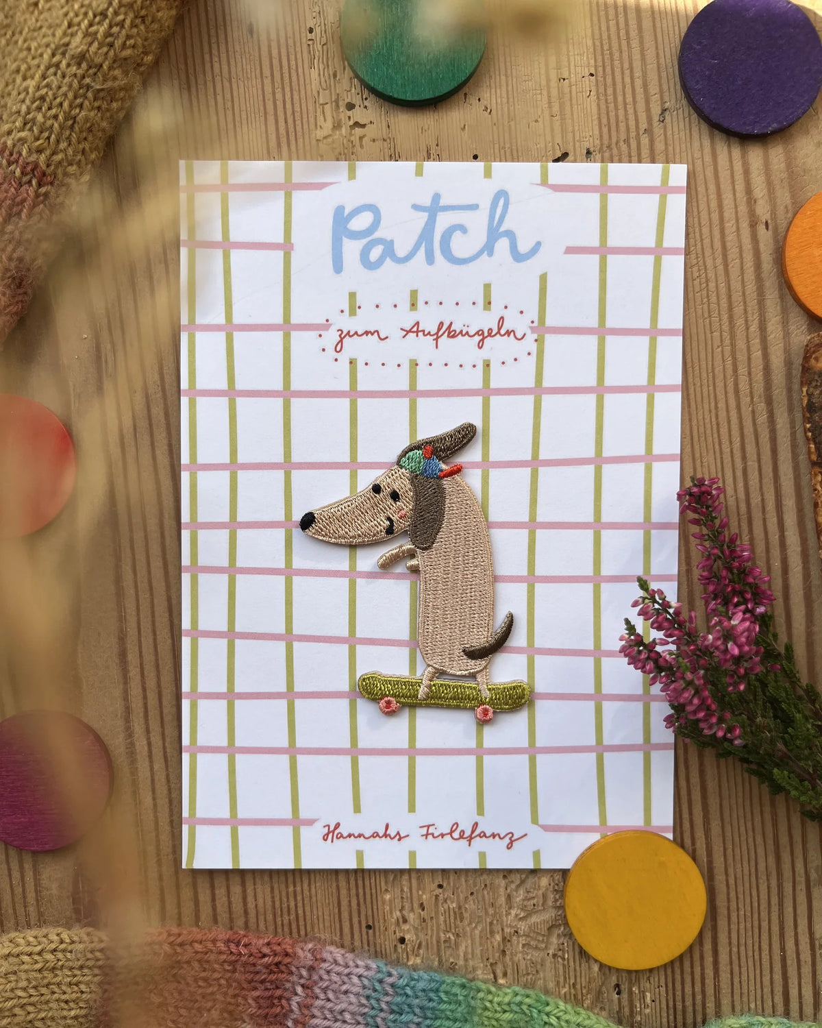 Hannahs Firlefanz Patch Dackel mit Cap auf dem Skateboard, auf der karierten Karte Patch zum Aufbügeln