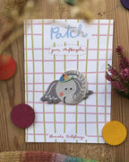 Hannahs Firlefanz Patch Elefantenkopf mit bunter Mütze, auf der karierten Karte Patch zum Aufbügeln