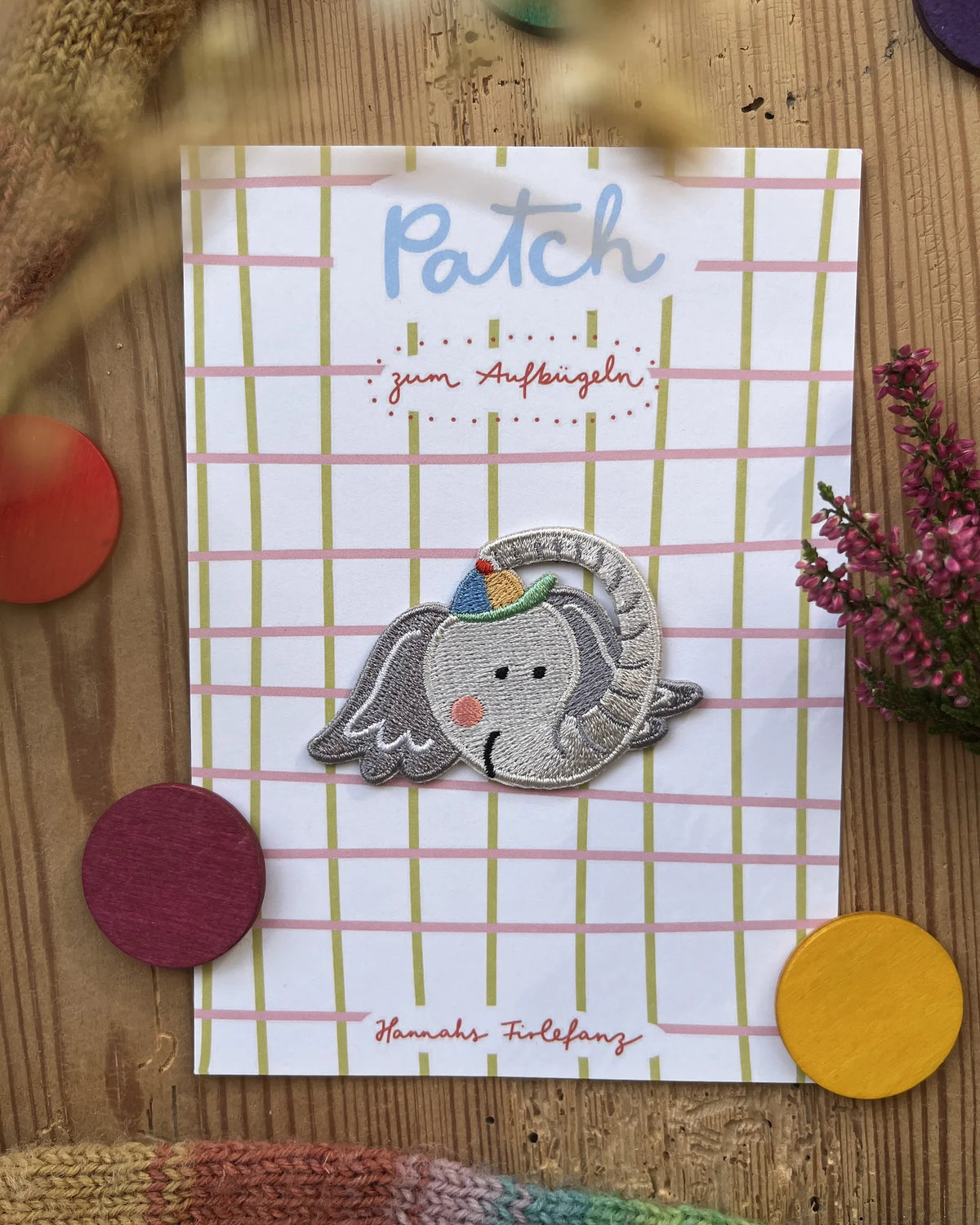 Hannahs Firlefanz Patch Elefantenkopf mit bunter Mütze, auf der karierten Karte Patch zum Aufbügeln