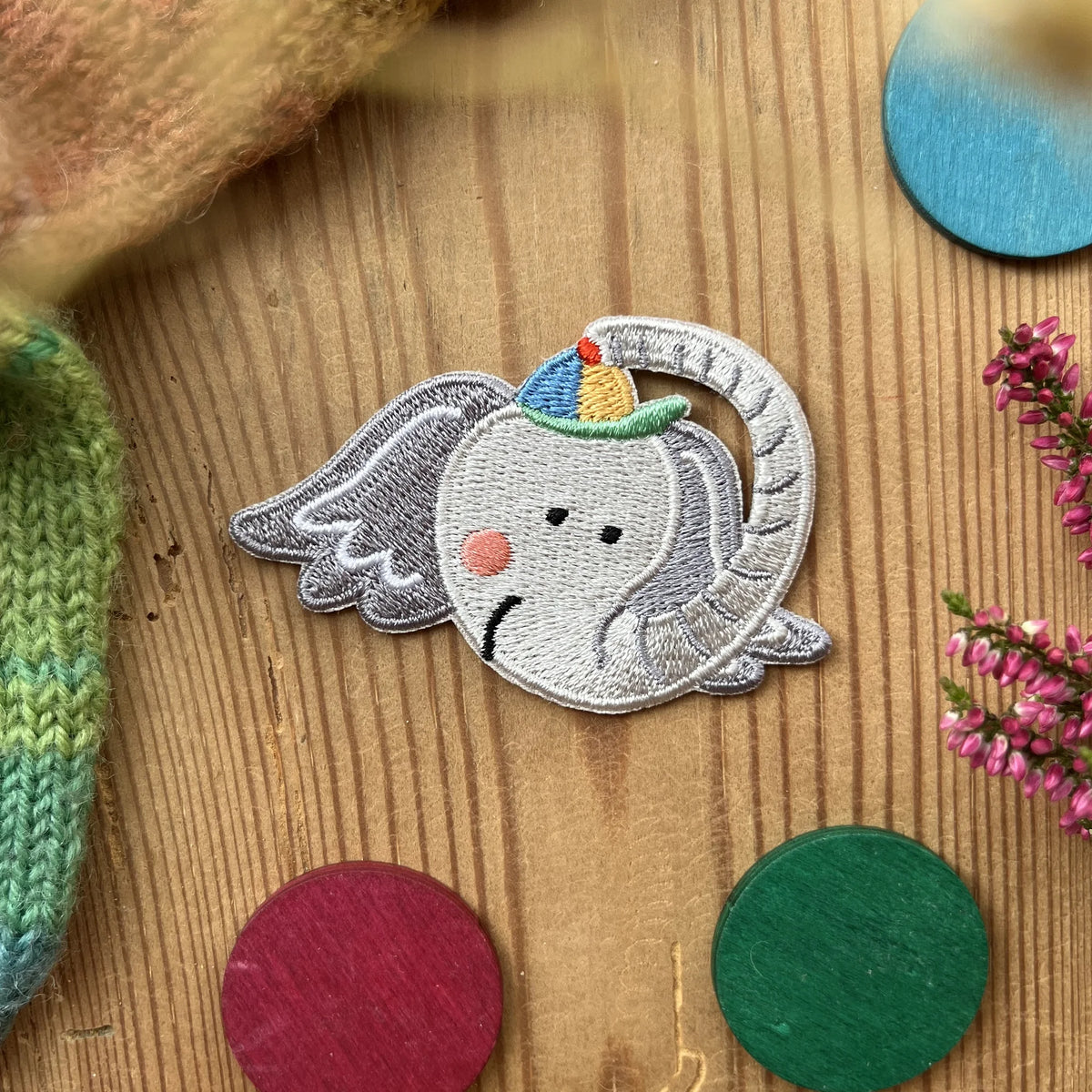 Hannahs Firlefanz Patch Elefantenkopf mit bunter Mütze, gestickt, auf Holz zwischen bunten Holzscheiben