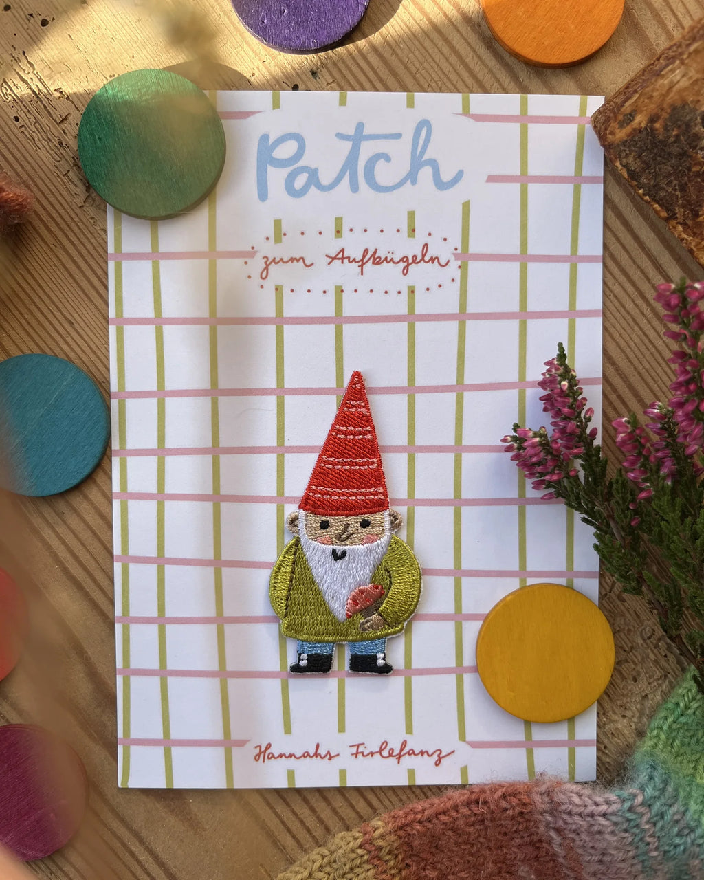 Hannahs Firlefanz Patch Gartenzwerg mit roter Mütze, auf der karierten Karte Patch zum Aufbügeln