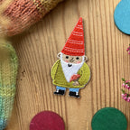 Hannahs Firlefanz Patch Gartenzwerg mit roter Mütze, gestickt, auf Holz zwischen bunten Holzscheiben