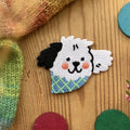 Bügelpatch Hund mit Halstuch von Hannahs Firlefanz, Stimmungsfoto auf Holz