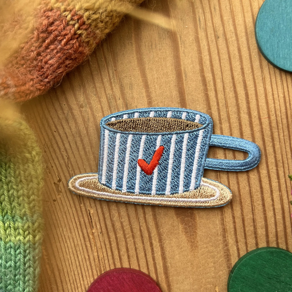 Bügelpatch Kaffeetasse von Hannahs Firlefanz, Stimmungsfoto auf Holz