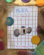 Bügelpatch Koala mit Mütze von Hannahs Firlefanz, auf der Verpackungskarte