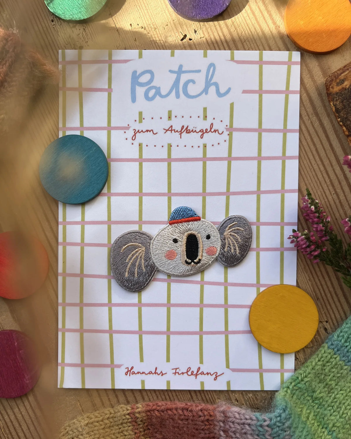 Bügelpatch Koala mit Mütze von Hannahs Firlefanz, auf der Verpackungskarte