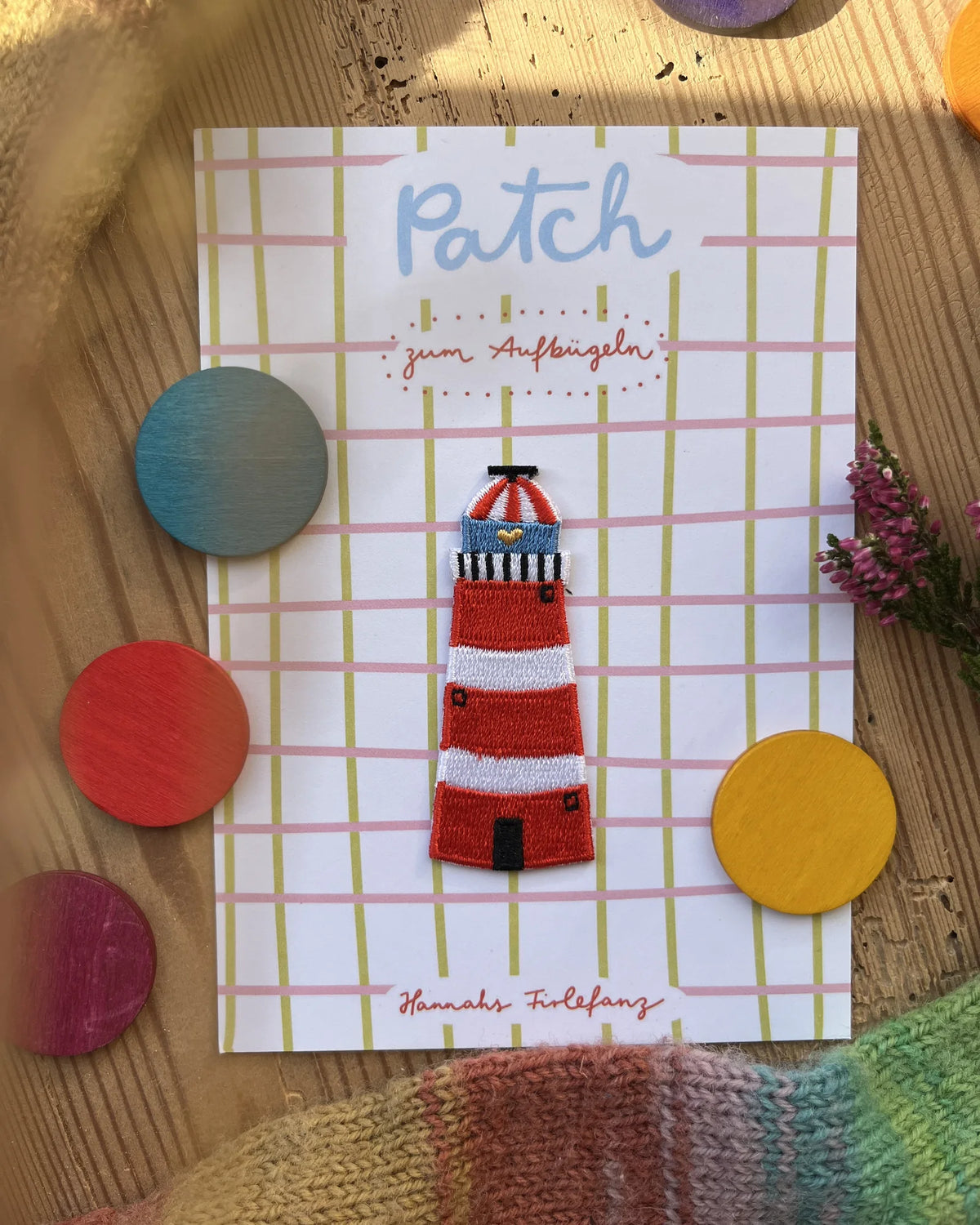 Bügelpatch Leuchtturm von Hannahs Firlefanz, auf der Verpackungskarte