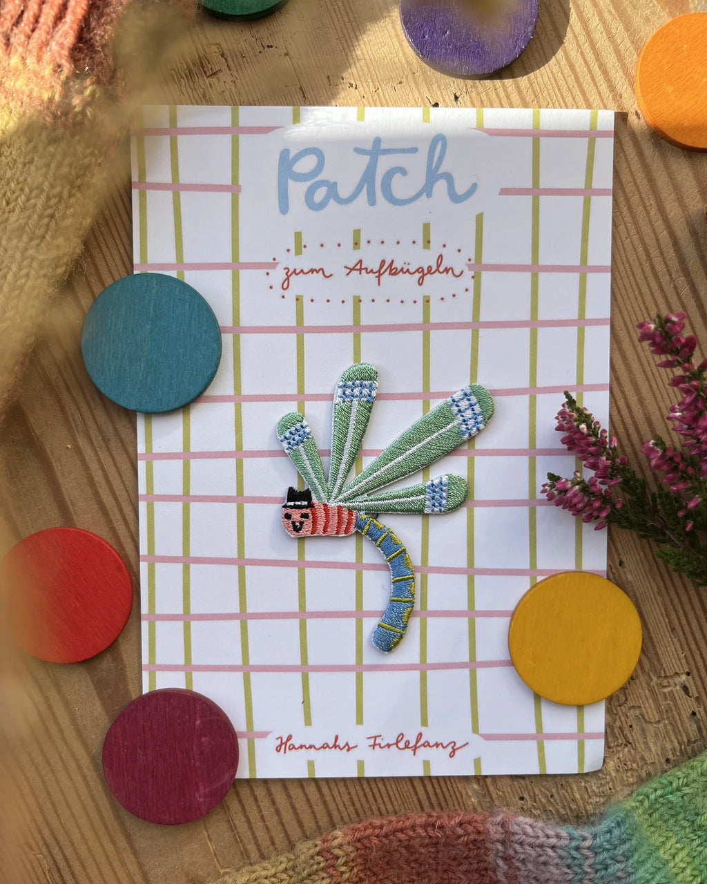 Bügelpatch Libelle von Hannahs Firlefanz, auf der Verpackungskarte
