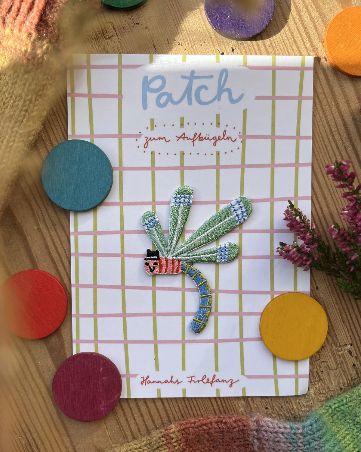 Bügelpatch Libelle von Hannahs Firlefanz, auf der Verpackungskarte