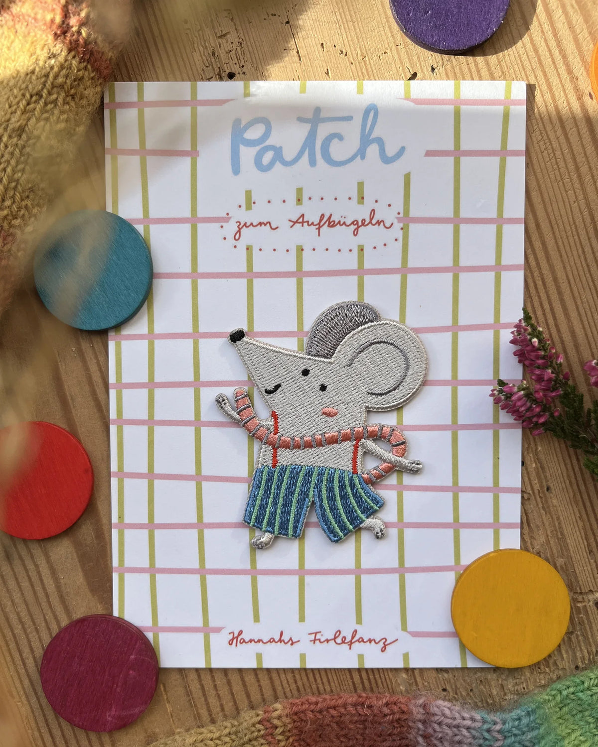 Hannahs Firlefanz Patch Maus in gestreifter Hose, auf der karierten Karte Patch zum Aufbügeln