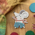 Hannahs Firlefanz Patch Maus in gestreifter Hose, gestickt, auf Holz zwischen bunten Holzscheiben