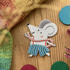 Hannahs Firlefanz Patch Maus in gestreifter Hose, gestickt, auf Holz zwischen bunten Holzscheiben